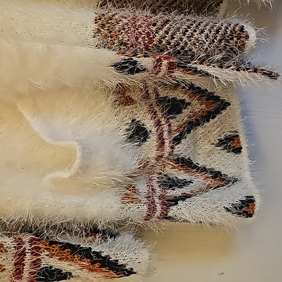 White cardigan sweater with geometric patterns and cozy chunky knit - Picture 2 of 6